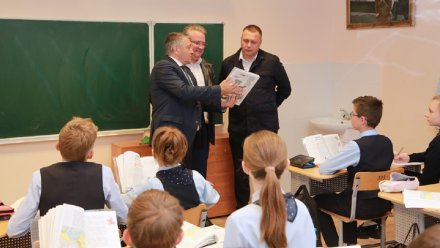 Мэр Воронежа и Игорь Кастюкевич оценили военно-патриотическую работу в школах города