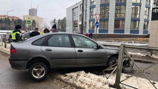 В Воронеже пьяный автомобилист влетел в металлическое ограждение