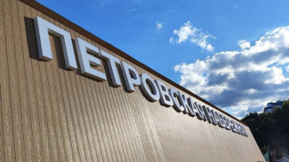 Монтаж входной группы на Петровской набережной в Воронеже вышел на финальный этап