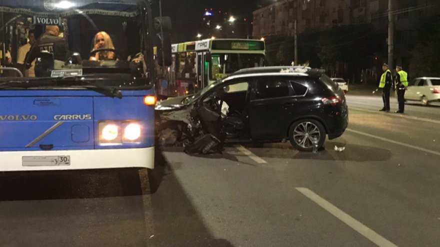 В Воронеже в ДТП с участием четырёх машин и автобуса пострадала женщина