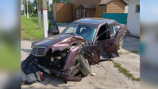 Mercedes столкнулся с фурой на воронежской трассе: пострадала 28-летняя девушка