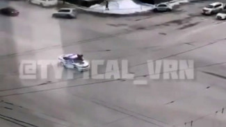 Воронежец запрыгнул на полицейскую машину на оживлённой дороге: появилось видео