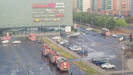 Несколько пожарных машин съехались к ТЦ «Арена» в Воронеже