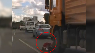 2-летняя девочка остаётся в больнице спустя 2 недели после ДТП с КамАЗом в Воронеже