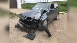 Под Воронежем иномарка врезалась в столб: пострадал пассажир