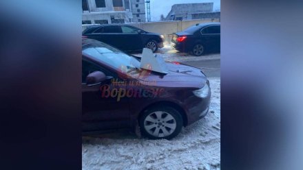 Воронежцы сообщили об обрушении части дома на иномарку 