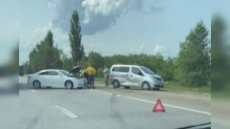 Появилось видео с места столкновения легковушки и микроавтобуса на выезде из Воронежа