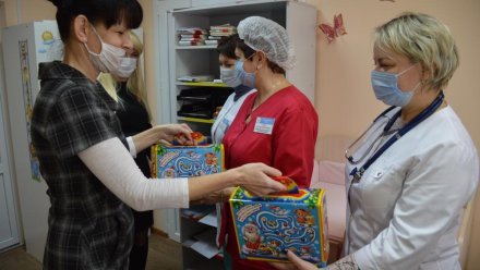 Команда депутатов ДСК подготовила новогодние подарки для детей воронежских медиков
