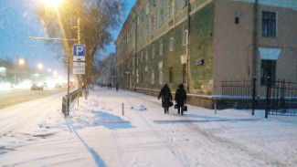В Воронеже снесли перегородивший тротуар огромный рекламный щит