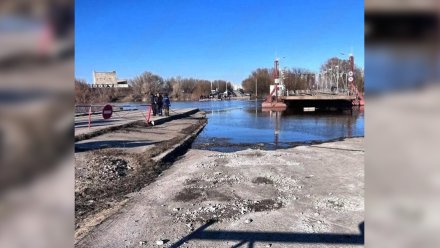 Понтонный мост развели в воронежском Шилове