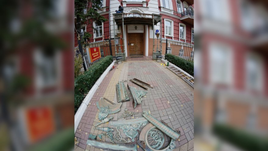 Рабочие срезали уникальный для Воронежа кружевной навес на доме начала XX века