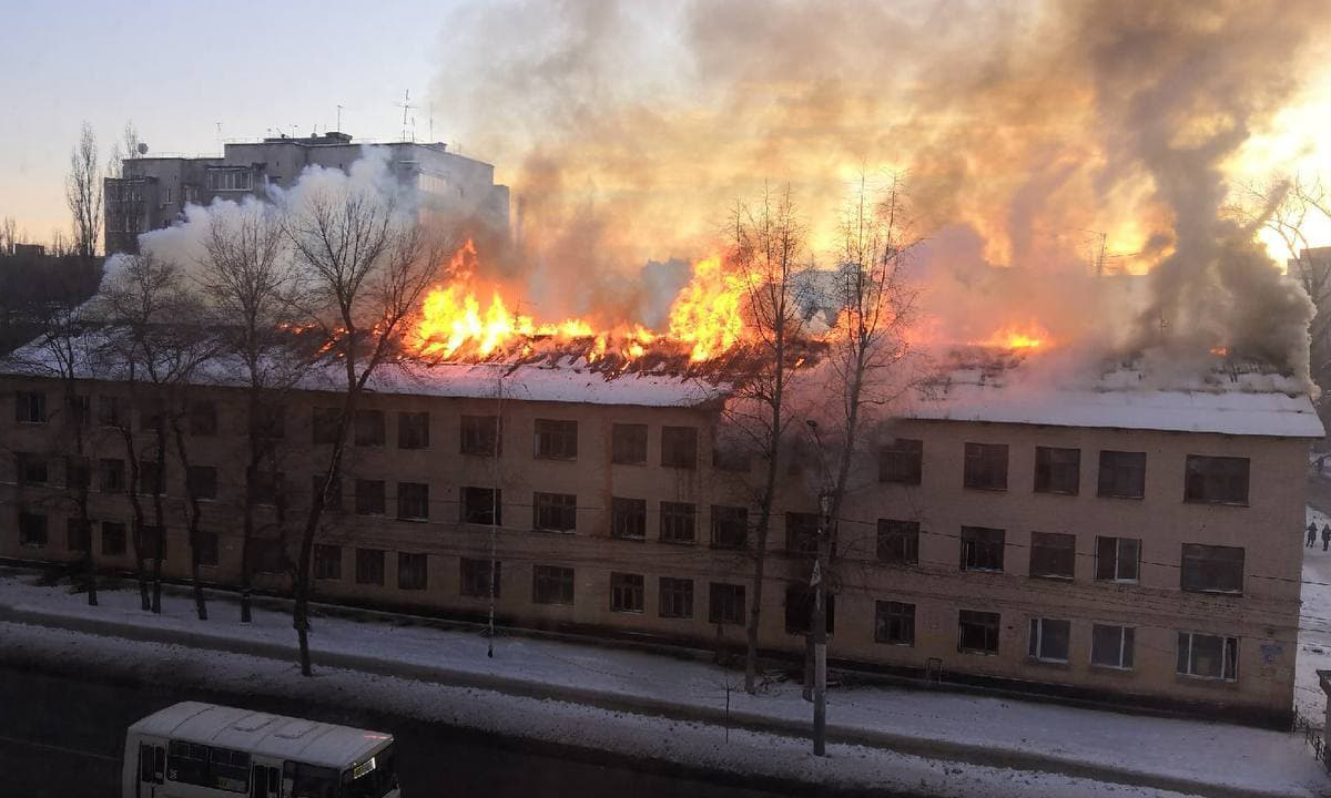 Полыхающий заброшенный дом в Воронеже сняли на видео – Новости Воронежа и  Воронежской области – Вести Воронеж