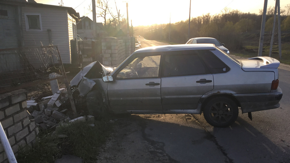 Водитель ВАЗа разгромил забор частного дома под Воронежем – Новости Воронежа  и Воронежской области – Вести Воронеж