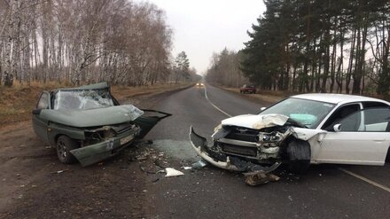 В Воронеже в ДТП с 2 легковушками пострадали двое маленьких детей и мужчина