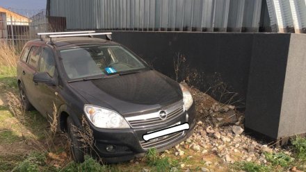В воронежском селе водитель Opel врезался в ангар и погиб