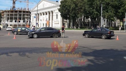 В массовом ДТП на площади Ленина в Воронеже пострадали 2 человека