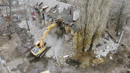 В Воронеже начали сносить «трещащий по швам» 84-летний дом у виадука 