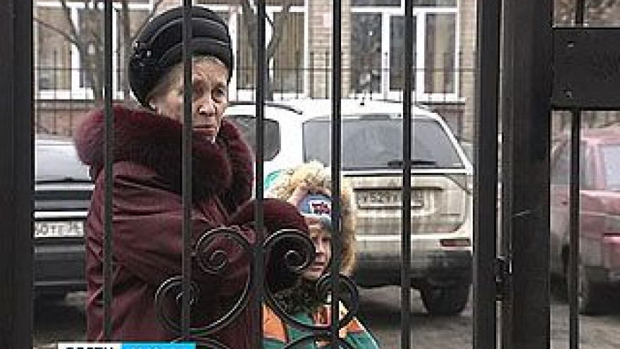 Жители дома на Циолковского поставили забор, который мешает прохожим