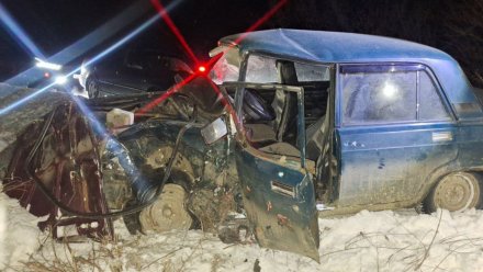 Двое воронежцев пострадали при лобовом столкновении внедорожника и легковушки 