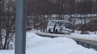 Полный пассажиров автобус вылетел с обледенелой трассы в Воронежской области