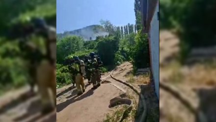 В Воронеже огонь охватил частный дом