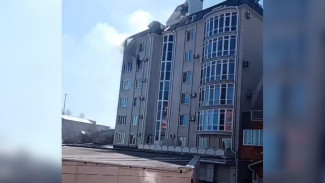 Воронежцы сообщили о пожаре в жилом доме рядом с отелем «Дегас»