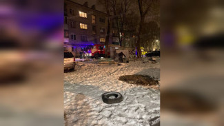 20 человек эвакуировали из горящего дома в Воронеже: есть погибший и пострадавший