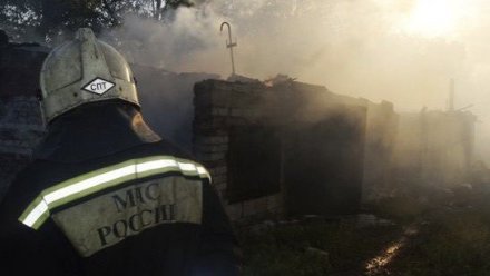 В воронежском селе обрушилась крыша горящего дома