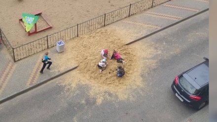 В воронежском райцентре УК сделала песочницу для детей посреди дороги