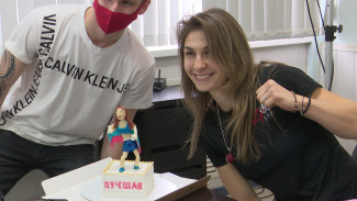 Чемпионке мира по боксу из Воронежа подарили торт с её фигурой 