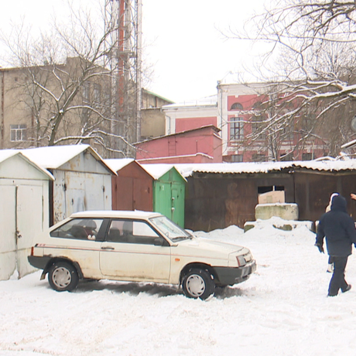 Построили гараж на чужой земле