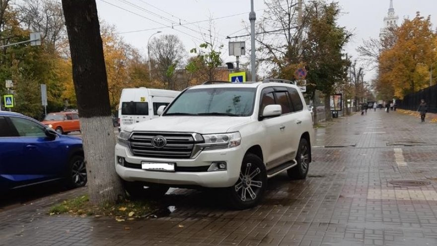 В Воронеже очередного водителя наказали за парковку на тротуаре