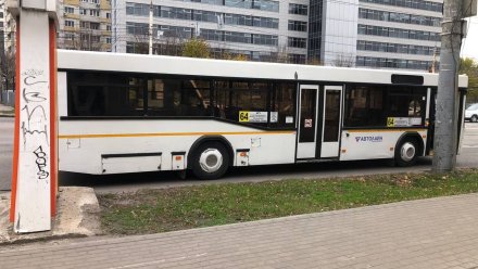 Пассажирка пострадала при резком торможении автобуса в Воронеже