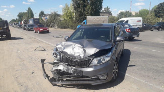 На воронежской трассе Kia влетел в остановившийся Renault: 2 женщины в больнице