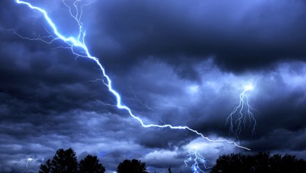 Оранжевый уровень погодной опасности продлили до 14 июня из-за грозы