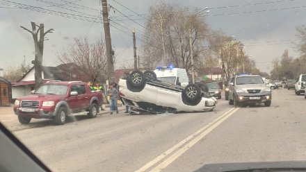 Иномарка опрокинулась на крышу после ДТП с такси в Воронеже
