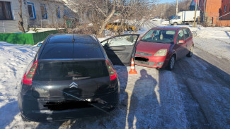 В Воронеже водитель припаркованной легковушки пострадал в ДТП