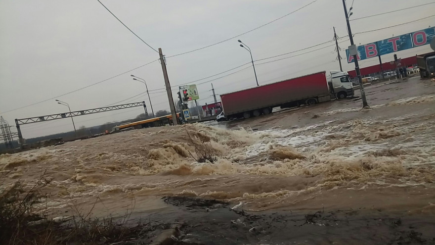 В Воронеже окружная дорога ушла под воду