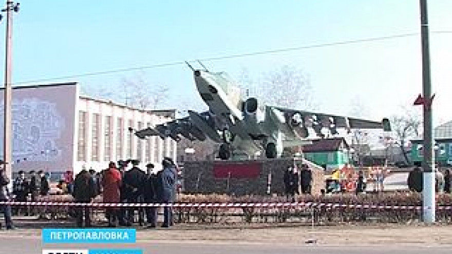 В Петропавловке открыли памятник военным лётчикам - это легендарный СУ-25