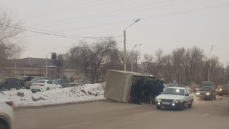 В Воронеже после столкновения с легковушкой опрокинулся грузовик