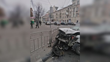 В центре Воронежа иномарку разворотило после ДТП с автобусом №90