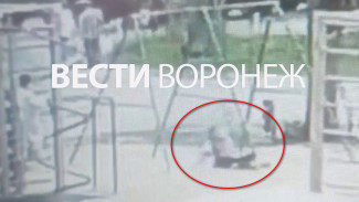 Воронежцам показали момент падения 9-летней девочки с качелей