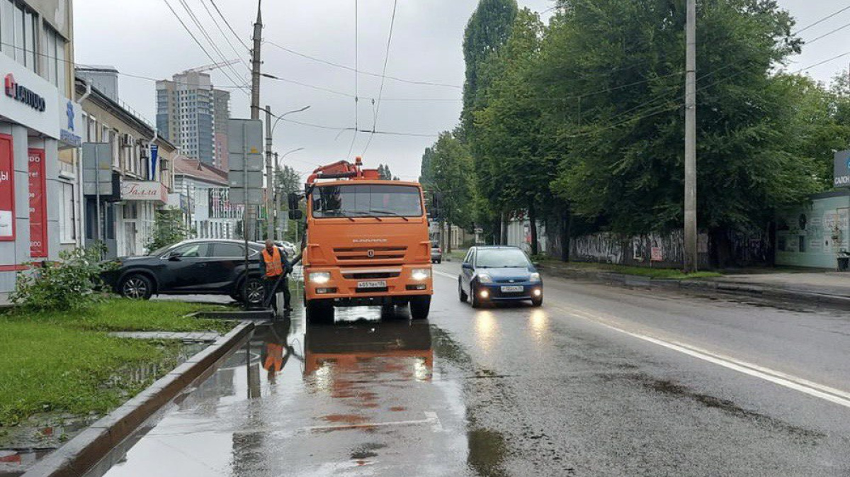 Воронежские коммунальщики начали откачивать воду с городских улиц – Новости  Воронежа и Воронежской области – Вести Воронеж