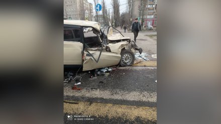 В Воронеже при попытке уйти от полицейских автомобилист врезался в грузовик