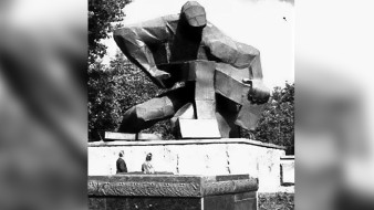 Воронежцы попросили воссоздать уникальный памятник «Солдату, ломающему свастику»