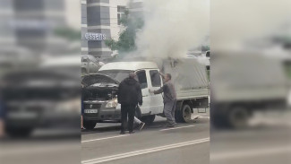 В Воронеже на оживлённой дороге загорелась «Газель»: появилось видео