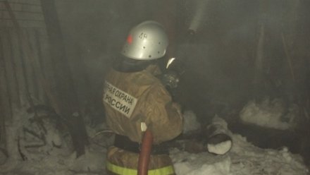 Склад с фанерой загорелся ночью в Воронеже
