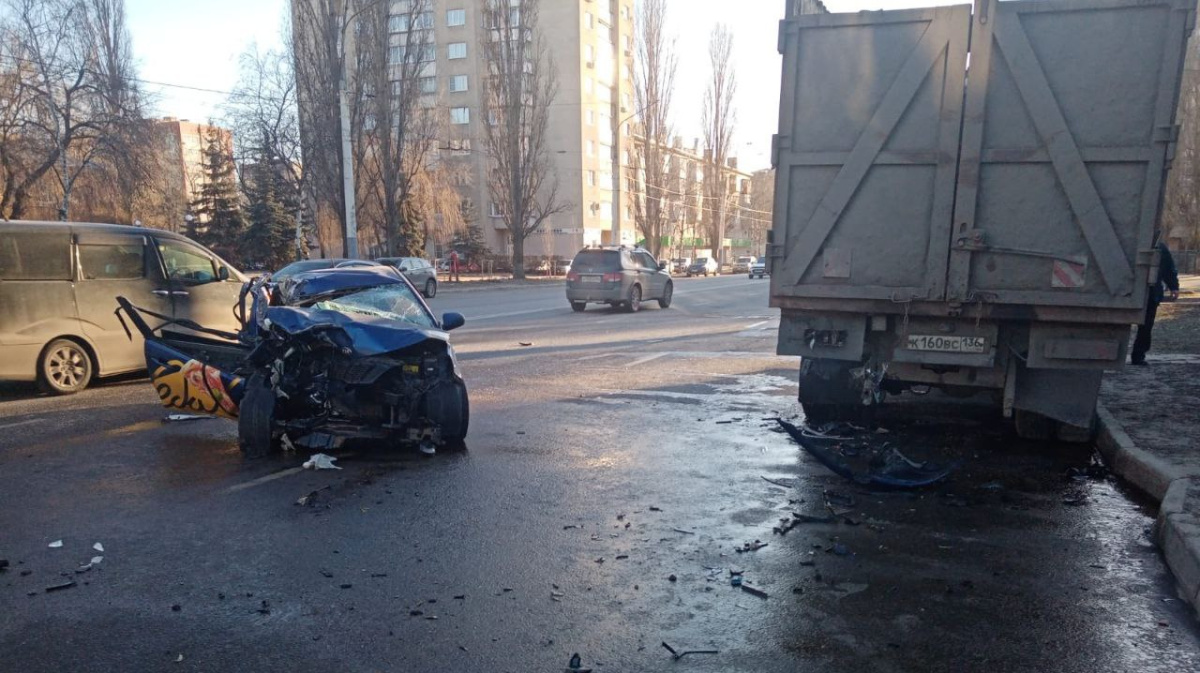 Два человека пострадали в жёстком ДТП с машиной «Яндекс.Еды» в Воронеже |  24.01.2023 | Воронеж - БезФормата