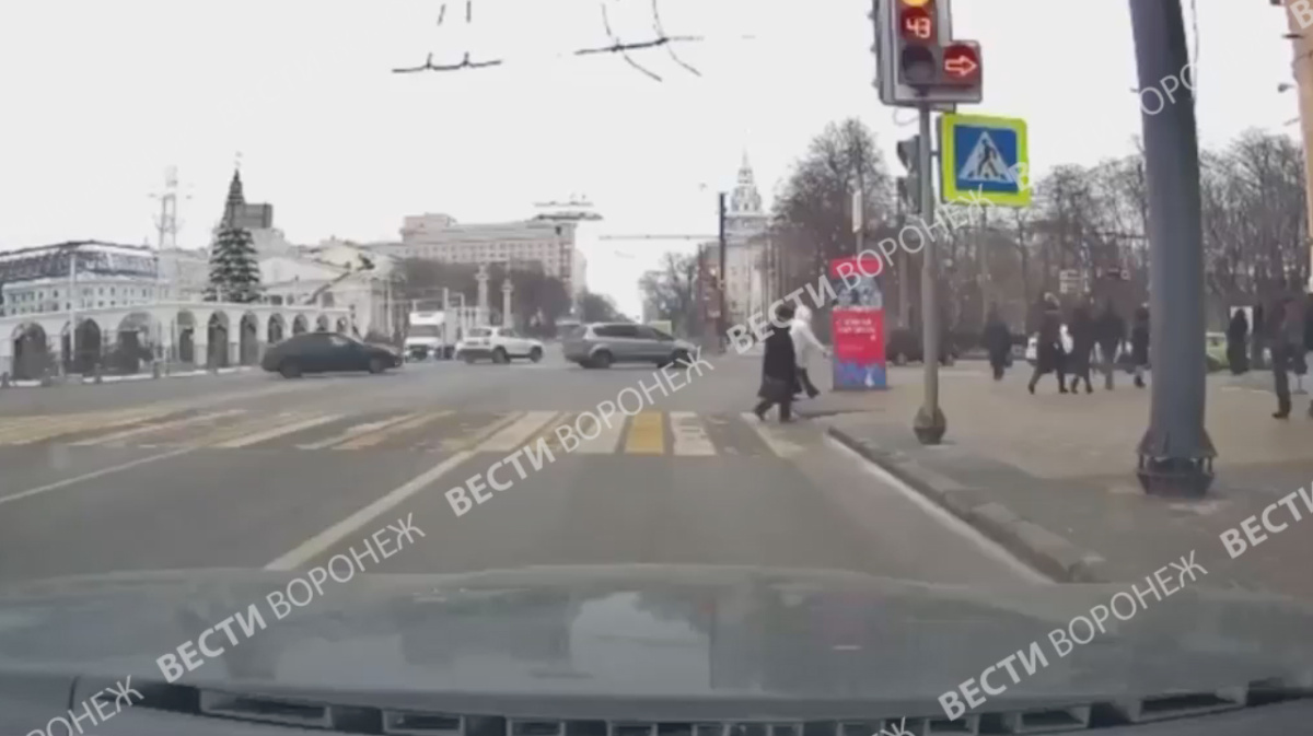 Видео аварии на ленина. Остужевское кольцо Воронеж перекрыли фото. Авария на площади Ленина Хабаровск. Воронеж Московская площадь. Елка в Воронеже 2023 на площади Ленина.