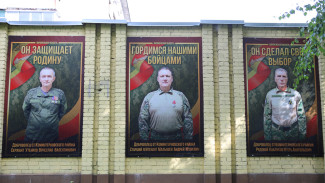 Стены воронежского военкомата украсили портретами участников СВО